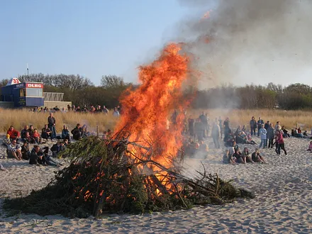 Osterfeuer am Strand