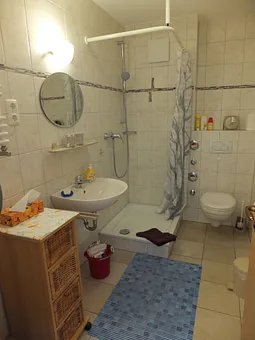 Bad mit Dusche und WC