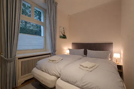 Schlafzimmer mit Doppelbett