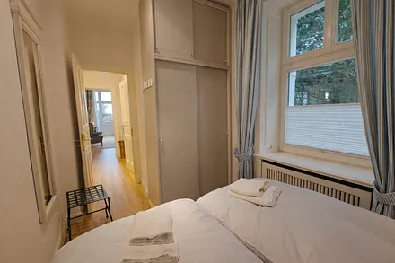 Schlafzimmer mit Doppelbett