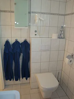 Das Duschbad mit Haartrockner, Radio und Duschsitz