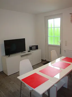 Wohnbereich mit 40" LED-TV und Musikanlage