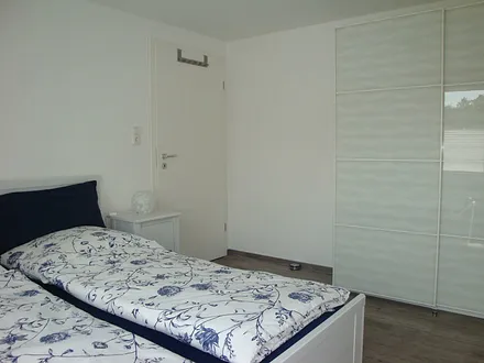 Schlafzimmer mit Kleiderschrank