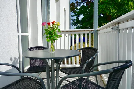 Der traumhaft schöne Balkon direkt vor dem Wohnzimmer - immer ein Genuß an sich den Tag hier mit einem tollen Frühstück zu beginnen.