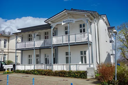 Das Vorderhaus von der Straßenseite, Sie fahren links am Haus vorbei zum Haupthaus und auf Ihren Parkplatz