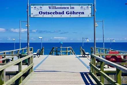 Traumhaft schöner Ausblick von der Seebrücke in Göhren auf das Meer.