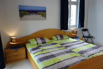 Viel Platz im 2 x  2 Meter großem Bett, um neue Kraft zu tanken. Auch von hier haben Sie Zutritt zu einem der Balkone