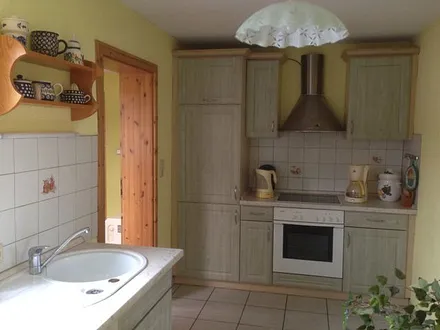 die komplett eingerichtete Küche