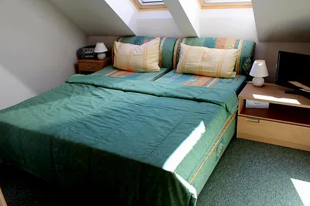 Auf der Doppelbettanlage (1,80 m breit ohne Fussbegrenzung) werden Sie gut schlafen oder noch fern- oder DVD´s sehen. Der textile Fußbodenbelag macht das Schlafzimmer gemütlich. 