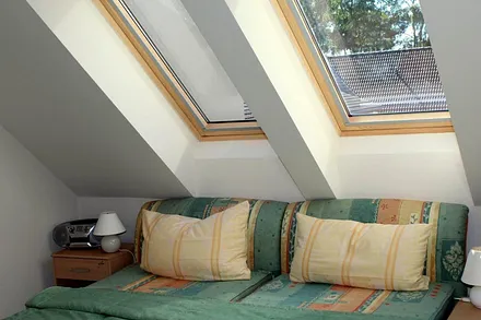 Die Fenster haben Rollos zum Verdunkeln und zur Wärmereflektion. Der rechte Nachtschrank hat ein abschließbares Safefach.