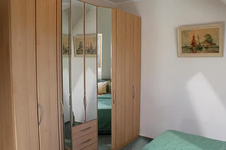 Der große Kleiderschrank hat auch ein  Fach für Staubsauger und Reinigungsgeräte  