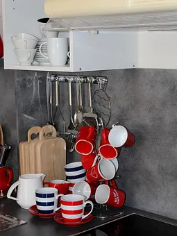 In der komfortablen Küche m. Geschirrspüler, Mikrowelle, Toaster, Ceranherd u.Backofen, Kaffeemasch., Wasserkocher, viel Geschirr, Besteck u. Küchenutensilien macht Selbstversorgen  Spass