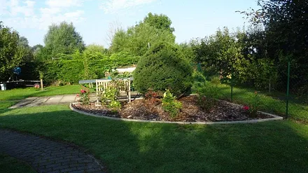 Tischtennisplatte im Garten