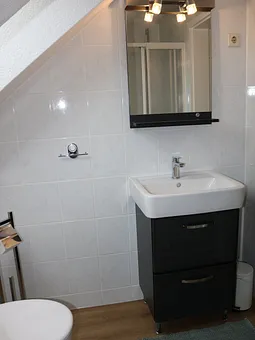 Bad mit Dusche und WC