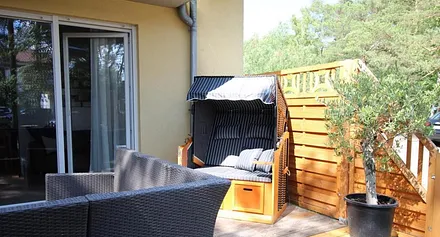 Die große Sonnenterrasse (Südausrichtung ) mit gemütlicher Sitzecke und einem Strandkorb lädt zum Seelebaumeln ein