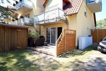 Der Parkplatz befindet sich direkt vor der Terrasse, so dass Ihr Auto sicher vor Ihren Augen steht und  teilweise einen Sichtschutz bietet.