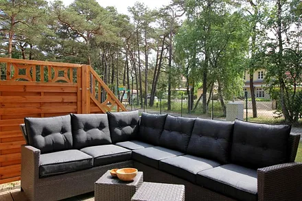 Die robuste und hochwertige Sitzgruppe kann man aber auch mit sehr wenigen Handgriffen zu einer Trennwand umbauen.