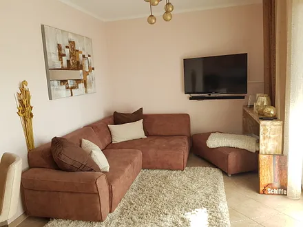 Ein LCD-TV, eine Nintendo Wii-Konsole , Bücher, DVD Player mit verschiedenen DVD´s und div. Spiele für Groß und Klein.