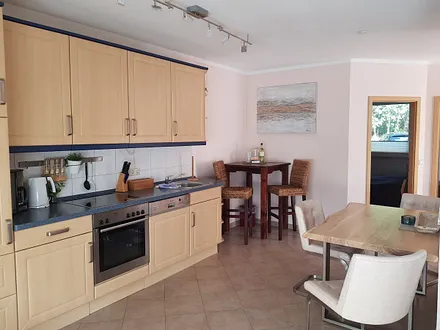 Die große Küche ist mit  allem was man  zum Kochen benötigt ausgestattet.