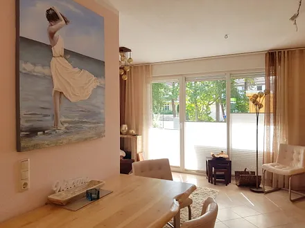 Wohnzimmer hat  bodentiefe Fenster und elektrische Aussenrollos. Von  hier haben Sie einen direkten Zugang zur Terrasse.