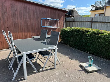 Grosse Terrasse mit Tisch und mobilen Sonnenschirm