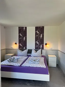 Doppelbett gut ausgeleuchtet, um Abends gut lesen zu können