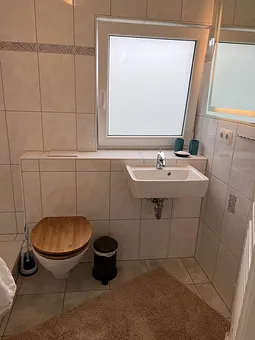 Bad mit WC und beleuchtetem Spiegel