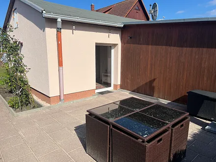 Terrasse mit Weg zum Parkplatz