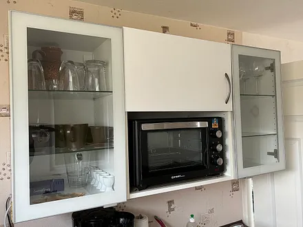 Küchenzeile mit Ofen 