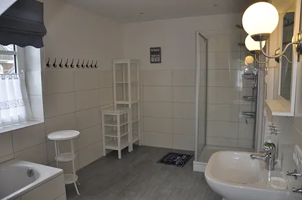 Bad Obergeschoss mit Wanne und Dusche