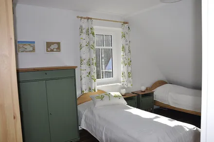 Schlafzimmer Obergeschoss mit zwei Einzelbetten (Grünes Zimmer)