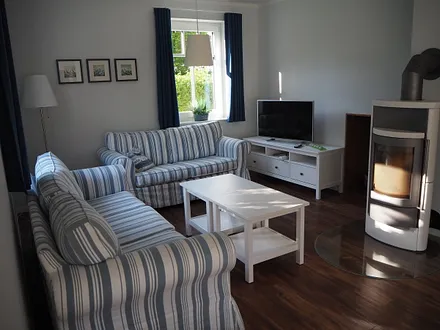 Sitzecke im Wohnbereich mit Kaminofen