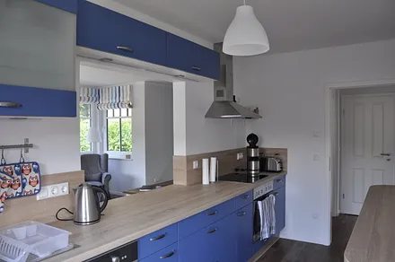 Küche mit Durchreiche zum Wohnbereich