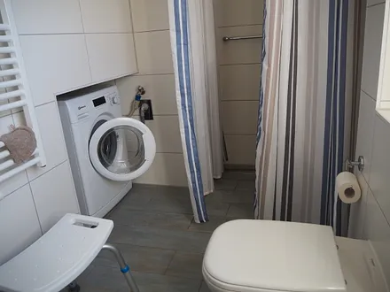 Bad Erdgeschoss mit bodengleicher Dusche