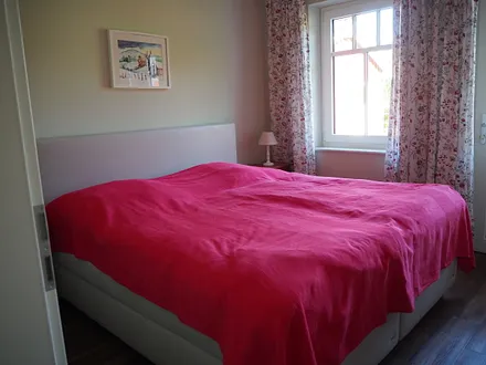 Boxspringbett im Schlafzimmer im Erdgeschoss (Rotes Schlafzimmer)