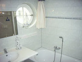 Badezimmer mit Badewanne u. separater Dusche