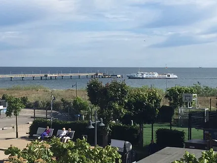 direkter Wohnzimmer- u. Schlafzimmerblick zur Seebrücke