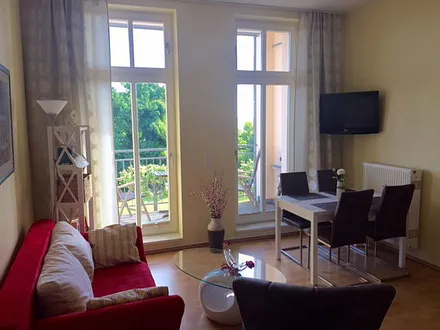 Wohnzimmer mit Couch u. Essecke