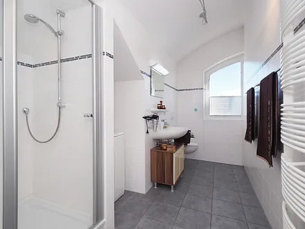 Bad mit Dusche & Waschmaschine