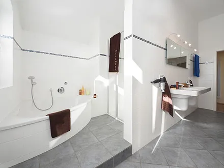 Bad mit Dusche, Badewanne & Sauna