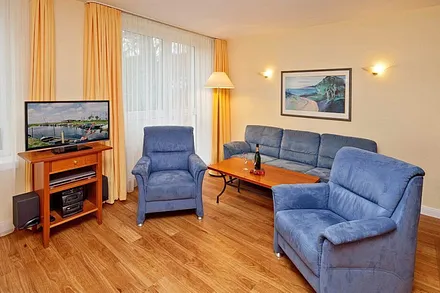 Wohnzimmer mit komfortabler Couch