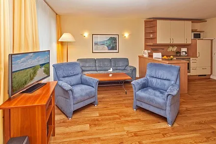 Wohnzimmer mit komfortabler Couch