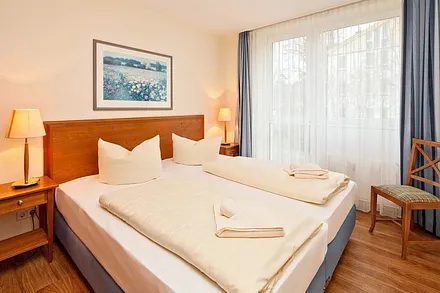 Schlafzimmer mit Doppelbett 