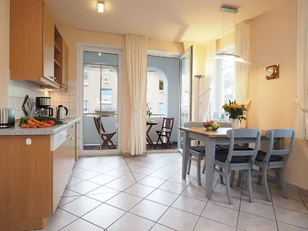 Küchenbereich mit Essecke & Zugang zum Balkon