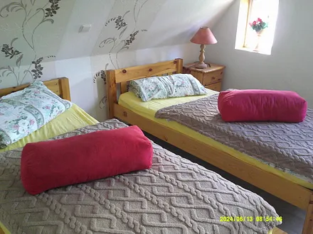 Schlafzimmer mit 2 Einzelbetten