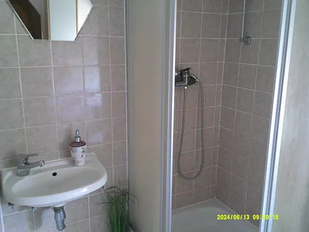 Bad mit Dusche und WC