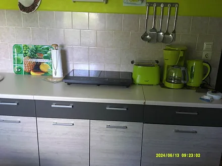 Küche mit Induktionsherd-Kaffeemaschine-Toaster-Wasserkocher