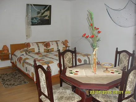 Doppelbett und Eßecke