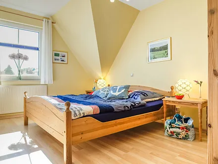 Schlafzimmer mit Doppelbett 1,80m x 2,00 m