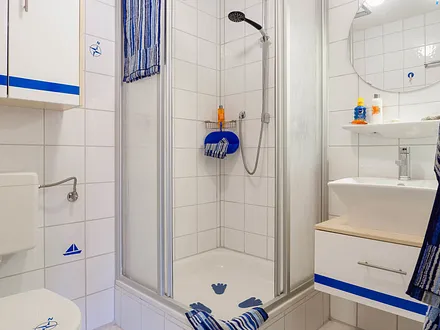 Bad mit Dusche und WC